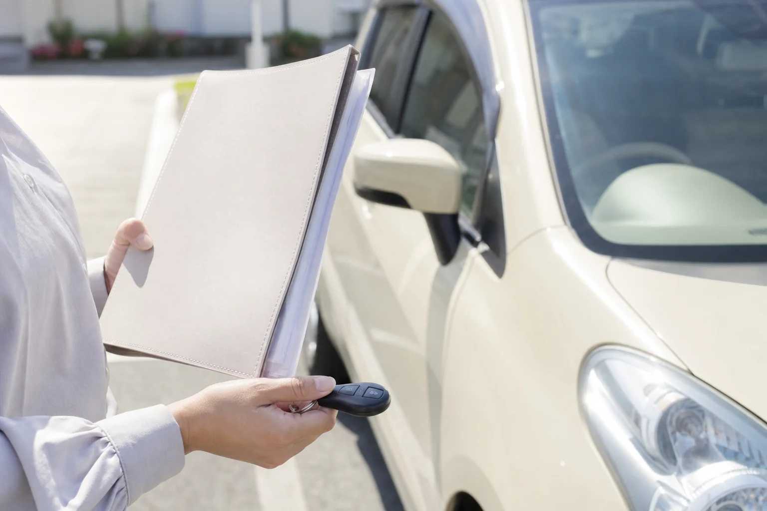 今の車を手放す前に車検証や点検記録簿などの書類をそろえる様子
